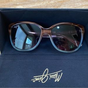 New with tags- Womans Maui Jim polarized sunglasses. Very nice quality!